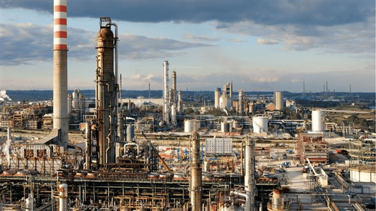 Traderi din domeniul energetic, cumpără rafinăriile la care renunță companiile petroliere ISAB