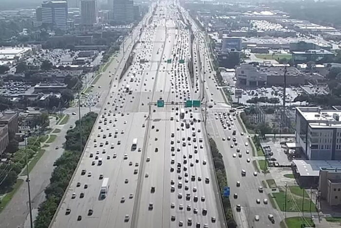 Unde se află, singura autostradă din lume care are 26 de benzi de circulație pe un singur sens? Singura autostrada din lume care are 26 de benzi de circulatie pe un singur sens