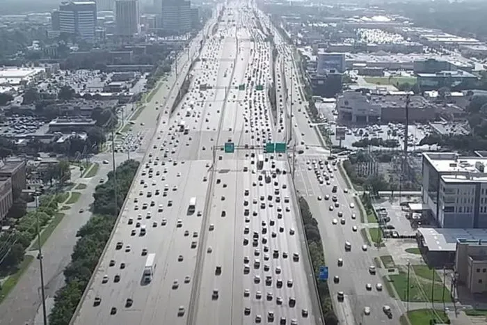 Singura-autostrada-din-lume-care-are-26-de-benzi-de-circulatie-pe-un-singur-sens.jpg