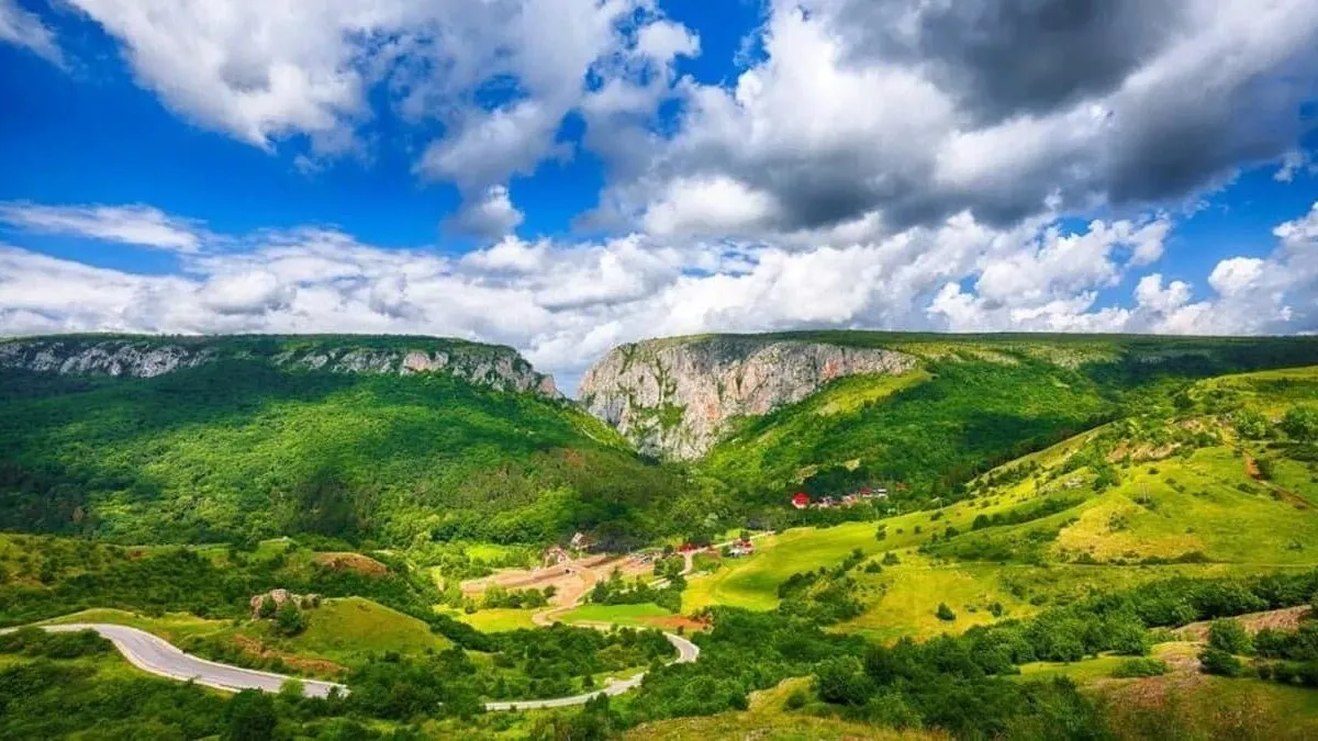 Singurul-peisaj-montan-din-Romania-fara-ursi-Unde-te-poti-plimba-in-voie-fara-sa-fii-atacat-de-animale-salbatice.jpg