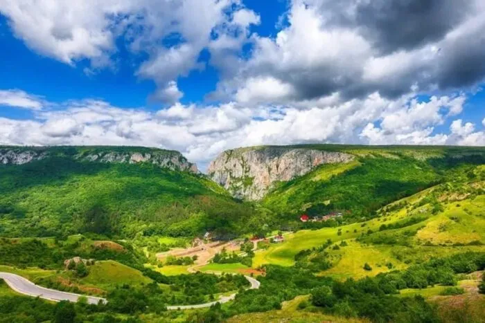 Singurul-peisaj-montan-din-Romania-fara-ursi-Unde-te-poti-plimba-in-voie-fara-sa-fii-atacat-de-animale-salbatice.jpg