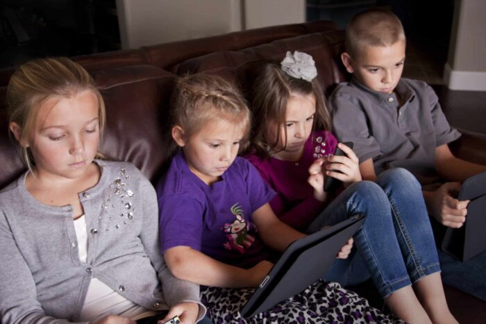 copii telefoane ecran scaled e1706304565667