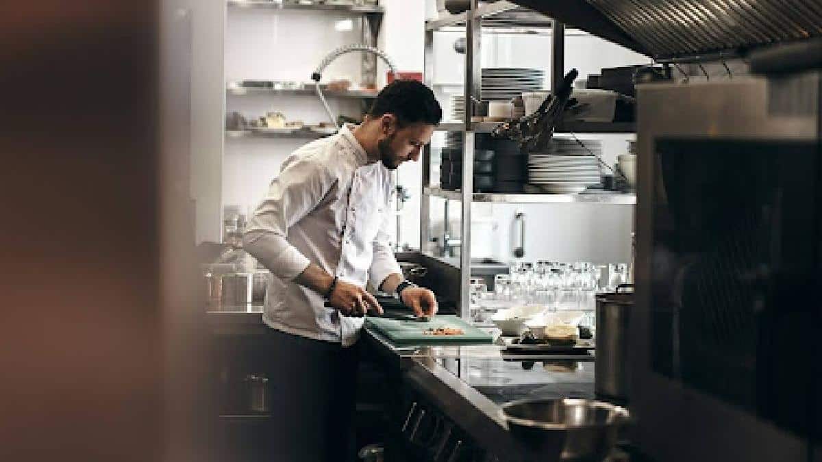 mobilierul-de-inox-in-restaurante-de-ce-este-alegerea-ideala-pentru-bucatariile-profesionale-912891.jpg
