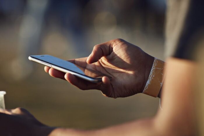 romanii-se-pot-trezi-cu-cost-suplimentar-de-roaming-pe-factura-de-telefon-fara-sa-iasa-din-tara-914481.jpg