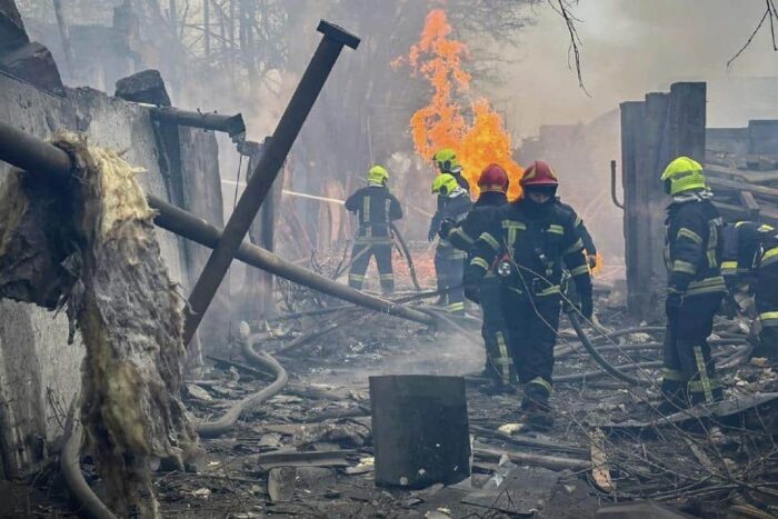 rusii au bombardat ucraina in timpul summitului nato atacul a avut loc la 300 de km de romania 911989