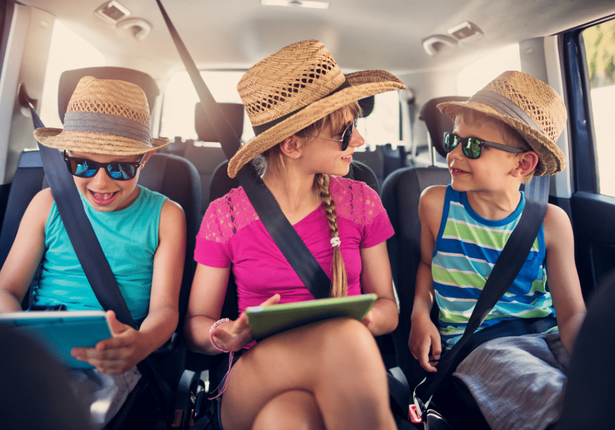 Ghidul perfect pentru călătorii confortabile cu copii: 5 Obiecte esențiale pentru un drum liniștit