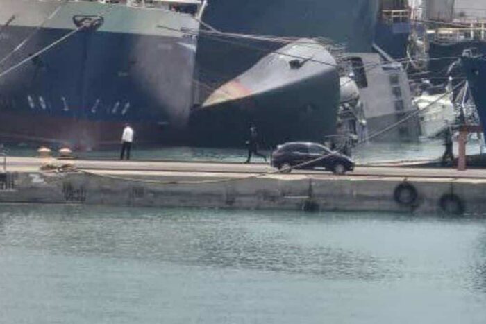 una dintre cele mai noi nave de razboi ale iranului s a rasturnat in port 911926