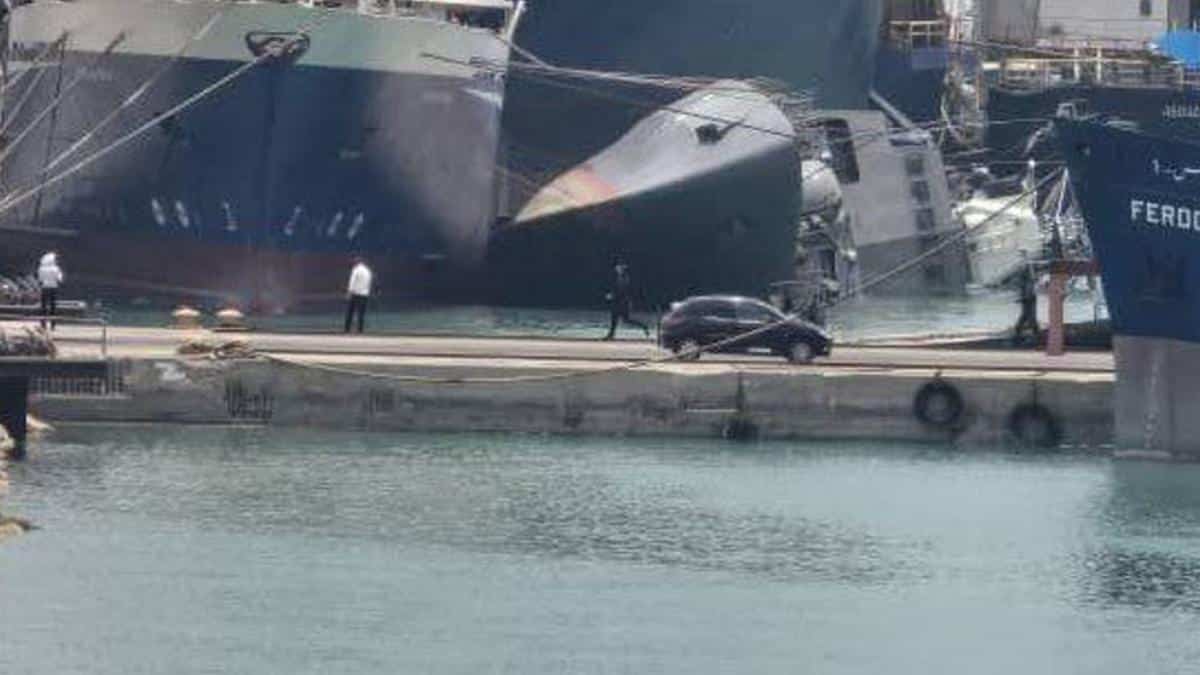În ce condiţii una dintre cele mai noi nave de război ale Iranului s-a răsturnat în port?