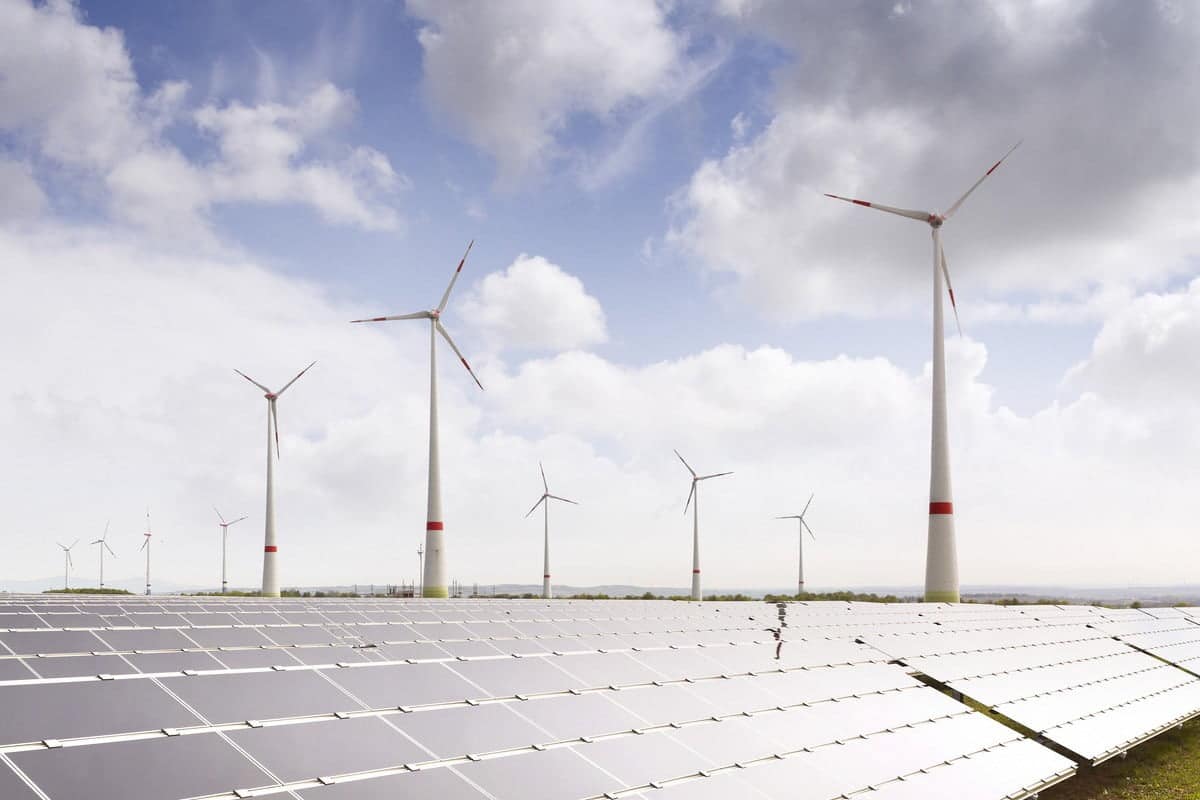 Transelectrica se plânge deja de “consecințele negative” ale regenerabilelor asupra funcționării sistemului energetic: creșterea complexității operării, degradarea frecvenței, risc mai mare de avarii, prețuri mari și volatile