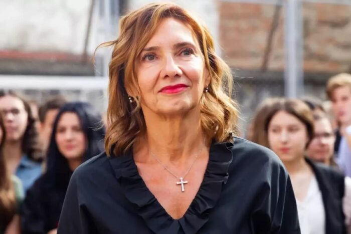 Cati bani a dat Carmen Iohannis pe rochia purtata la Sibiu. Cine i a creat tinuta surpriza de proportii