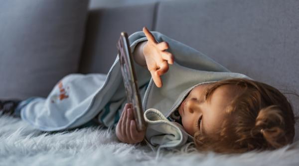 copiii de pana la 5 ani care stau pe tableta au mai multe accese de furie arata noile studii ce alte probleme pot dezvolta copiii de pana la 5 ani care stau pe tableta au mai multe accese de furie arata noile studii ce alte probleme pot dezvolta