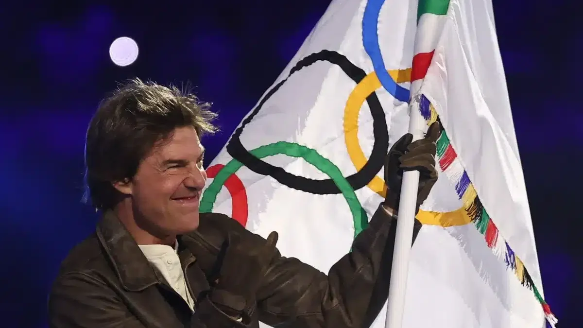 Moment-fabulos-la-ceremonia-de-inchidere-a-Jocurilor-Olimpice.-Tom-Cruise-a-facut-senzatie-aparitia-lui-a-fost-una-spectaculoasa-3.webp
