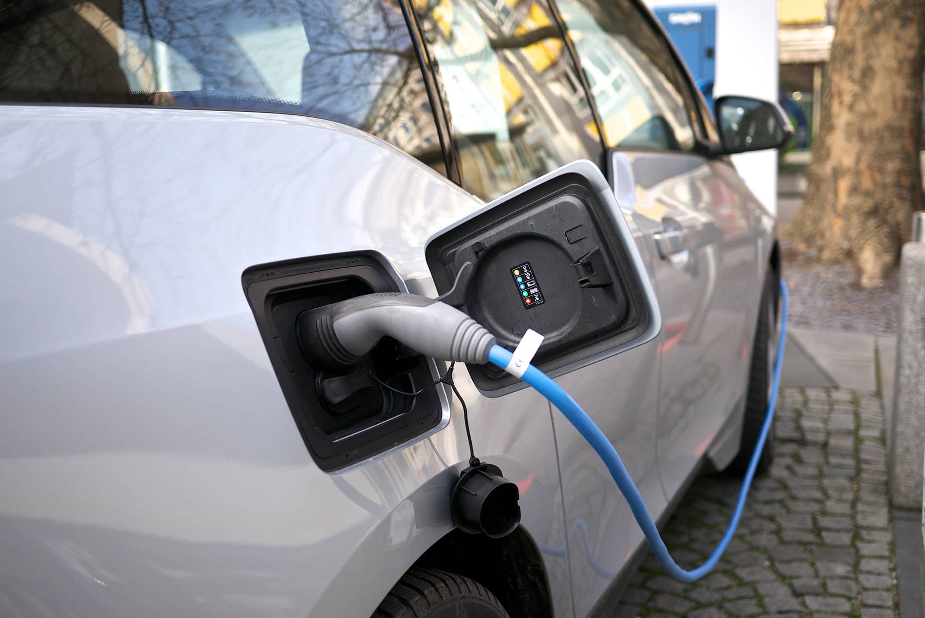 Care este difernţa de preţ dintre mașinile electrice şi cele termice?