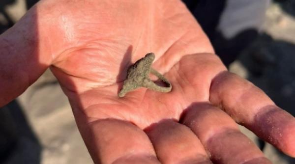 Cine şi unde a găsit un inel antic „remarcabil” îngropat timp de peste 1.000 de ani? 1725506563 569 Un „amator entuziast a gasit un inel antic „remarcabil ingropat
