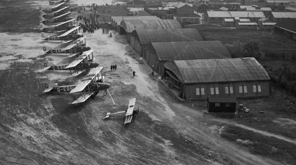 1725596675 411 FOTO Povestea Aeroportului Craydon acum uitat de lume care a