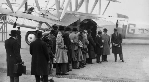 1725596675 814 FOTO Povestea Aeroportului Craydon acum uitat de lume care a