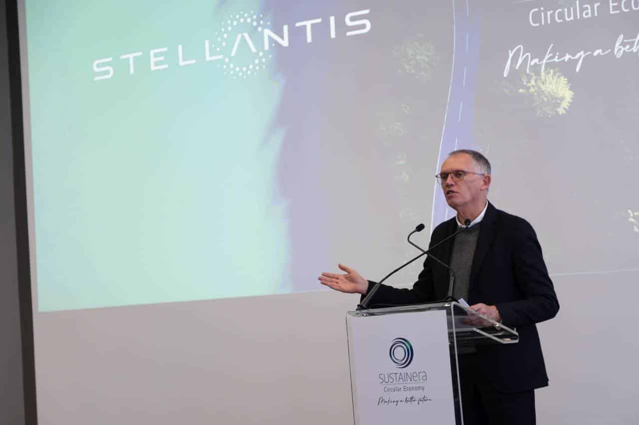 La Stellantis, în timp ce contractul directorului executiv Carlos Travares expiră în luna ianuarie 2026, se caută de pe acum un eventual înlocuitor