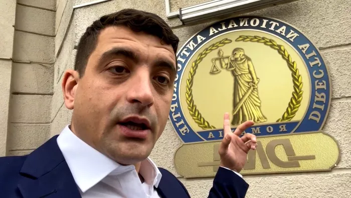 În prezent, Gigi Becali a reintrat în politică, alături de AUR și George Simion George Simion, ridicat de procurorii DNA? Dezvăluiri incredibile: „Vor să găsească altceva! Am informaţii”