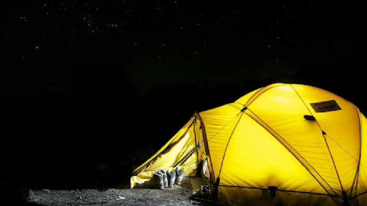 Care sunt cele mai bune sugestii şi care sunt lucrurile de care ai nevoie pentru a face față unui weekend cu cortul?