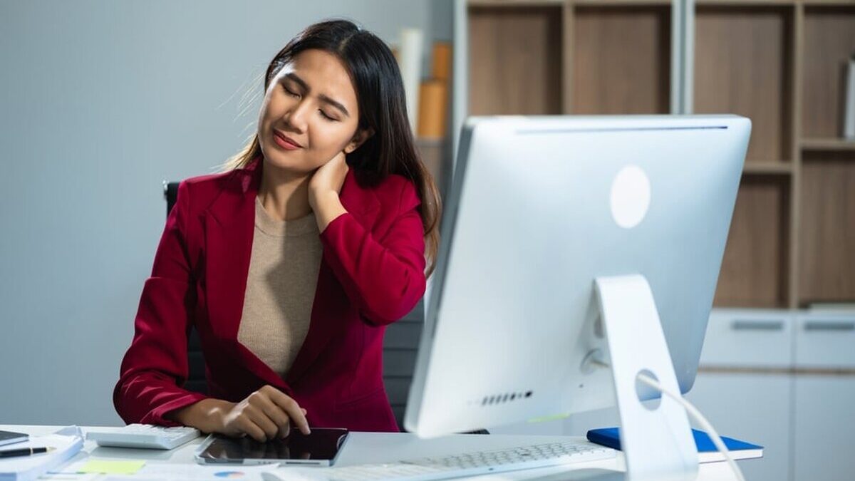 Businesswoman,Is,Doing,A,Stretchy,Posture,Due,To,Sitting,In
