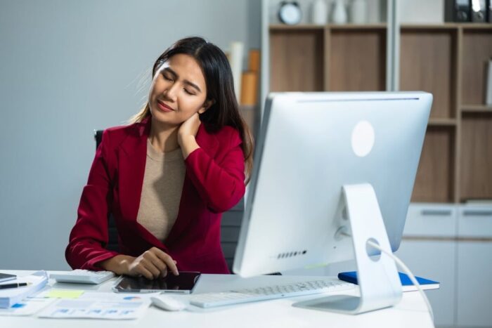 Businesswoman,Is,Doing,A,Stretchy,Posture,Due,To,Sitting,In