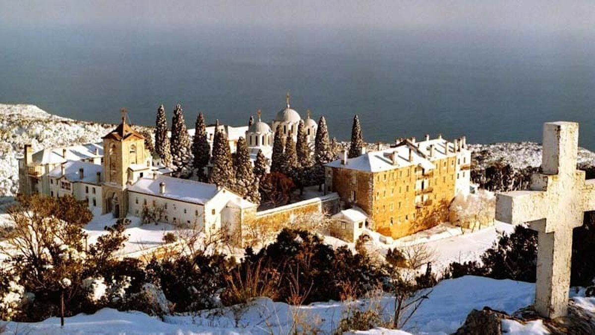 Românii de la Simtel și PRIME Batteries au pus un sistem fotovoltaic cu stocare la schitul românesc Prodromu de pe Muntele Athos