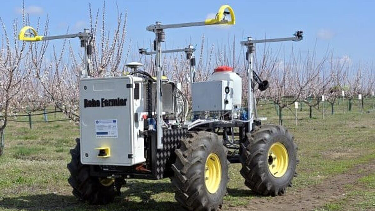 Cu o investiţie de 360.000 euro, o echipă de români a lansat robotul-fermier care înlocuiește forța de muncă din livezi rom 8131 586x420