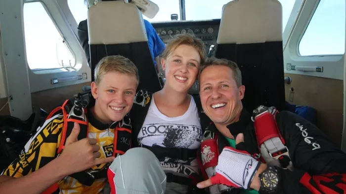 După 11 ani de la accident, Michael Schumacher ar fi fost prezent la nunta fiicei sale, notează jurnaliștii de la Bild Michael Schumacher ar fi fost prezent la nunta fiicei sale, notează jurnaliștii de la Bild. Care ar fi starea fostului pilot la 11 ani de la cumplitul accident la schi