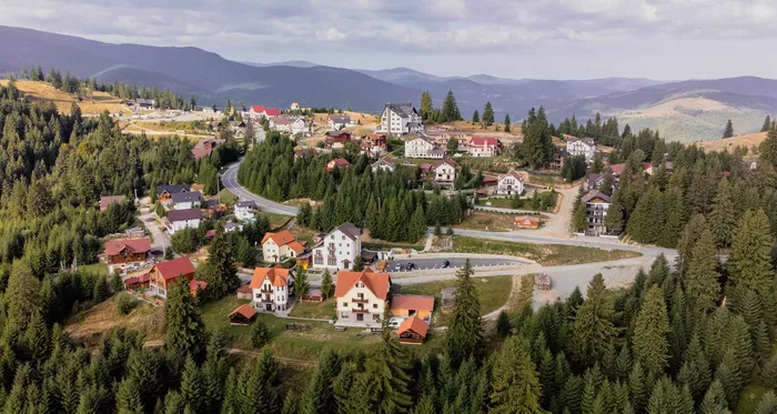 1728625413 393 Cea mai veche statiune montana din Romania atrage anual mii. Peisajul iti taie respiratia