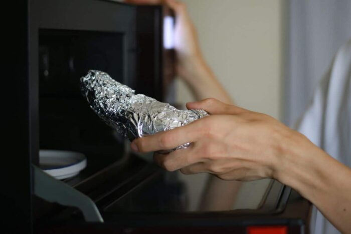 De ce nu se pune folie de aluminiu în cuptorul cu microunde? De ce nu se pune folie de aluminiu in cuptorul cu microunde. Greseala pe care o fac multi romani