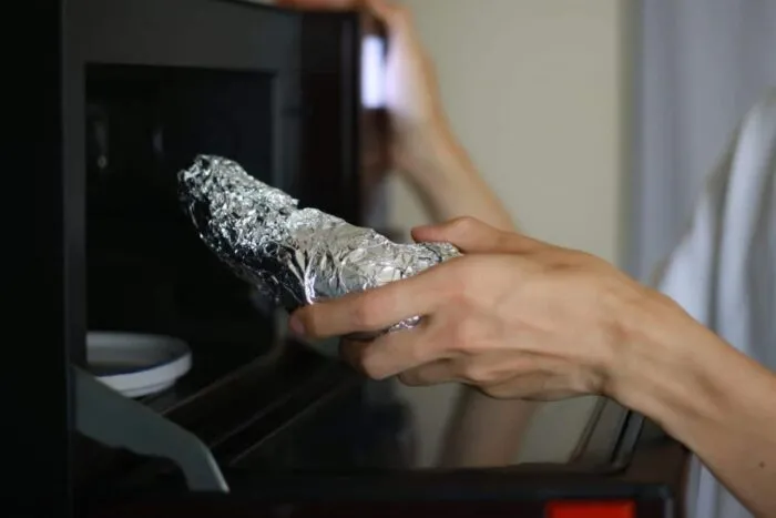 De-ce-nu-se-pune-folie-de-aluminiu-in-cuptorul-cu-microunde.-Greseala-pe-care-o-fac-multi-romani.jpg