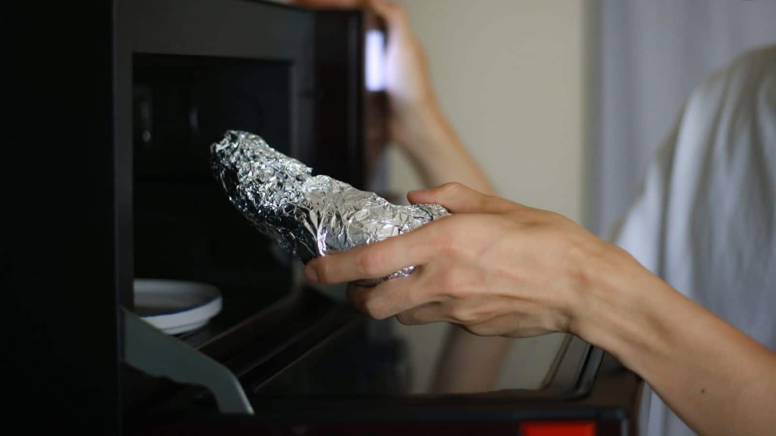De ce nu se pune folie de aluminiu în cuptorul cu microunde?