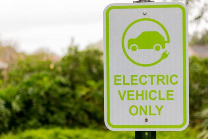 Cine subvenționează cu 42 mld. euro, companiile care achiziționează mașini cu combustibili fosili? Electric Vehicule Only masini electrice 2