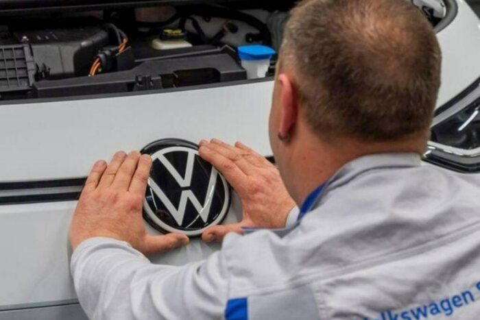 Cum sunt afectaţi producătorii auto occidentali de costurile ridicate Uzina Volkswagen angajati