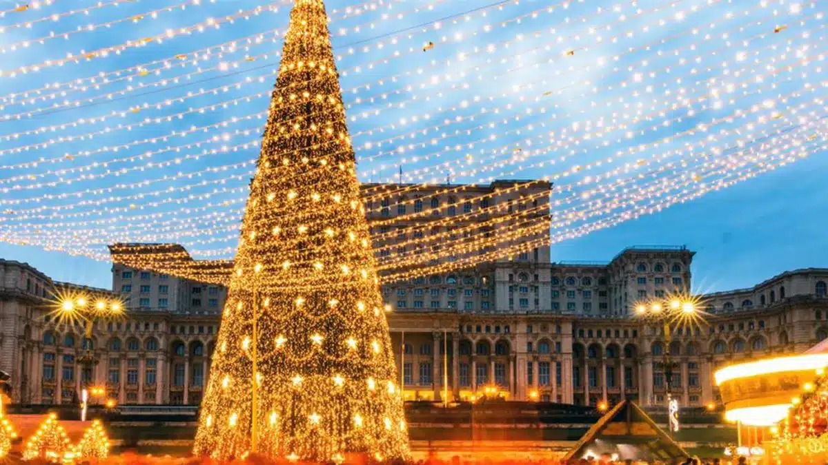 În București se deschid 5 târguri de Crăciun iar bradul hibrid și perdeaua de lumini sunt atracțiile principale