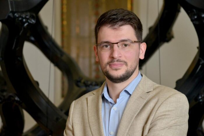 Divo Pulitika Fund Manager InterCapital