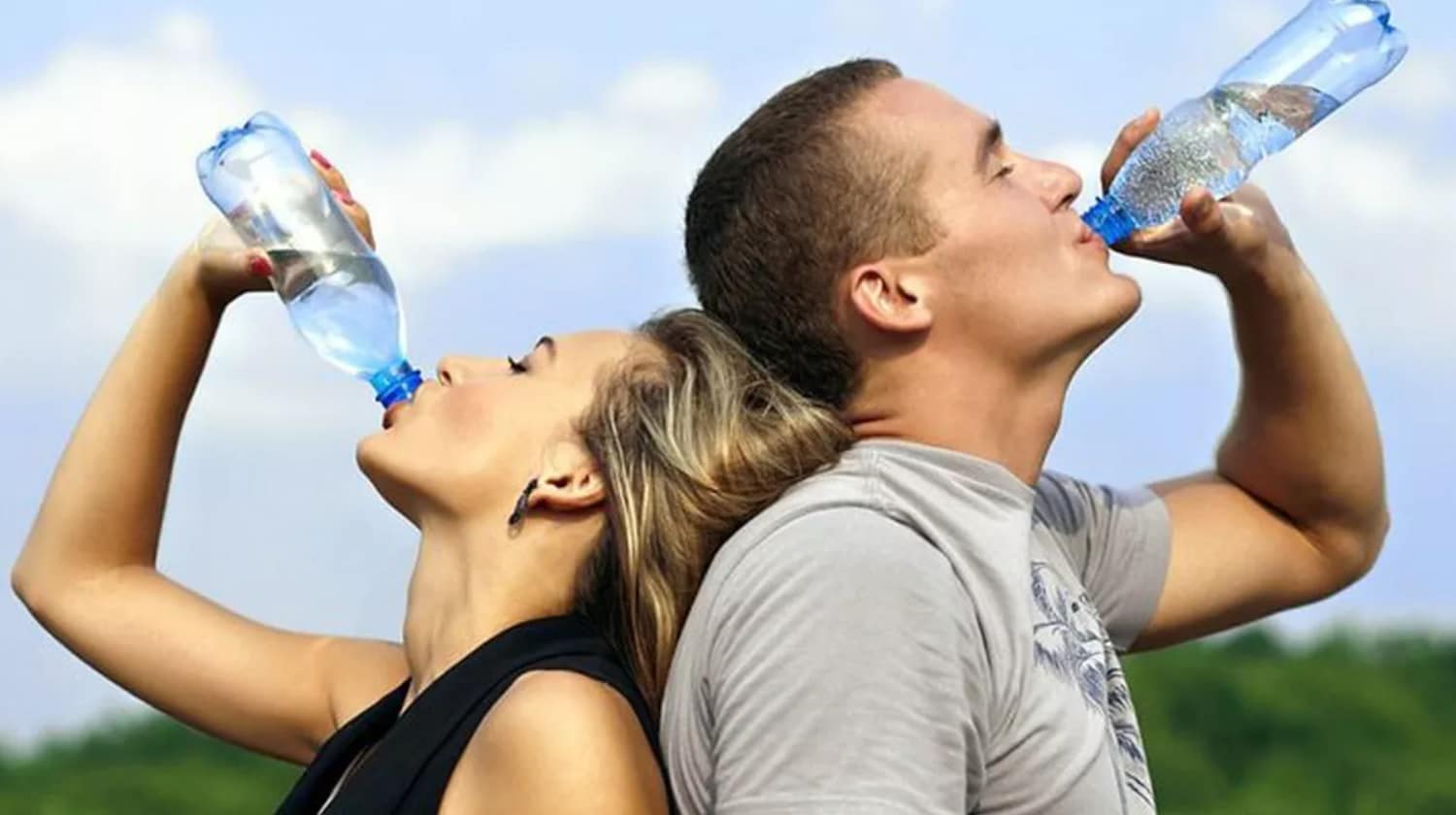 Dacă există o băutură care îţi potoleşte setea şi te hidratează mai bine decât apa, care este aceasta?
