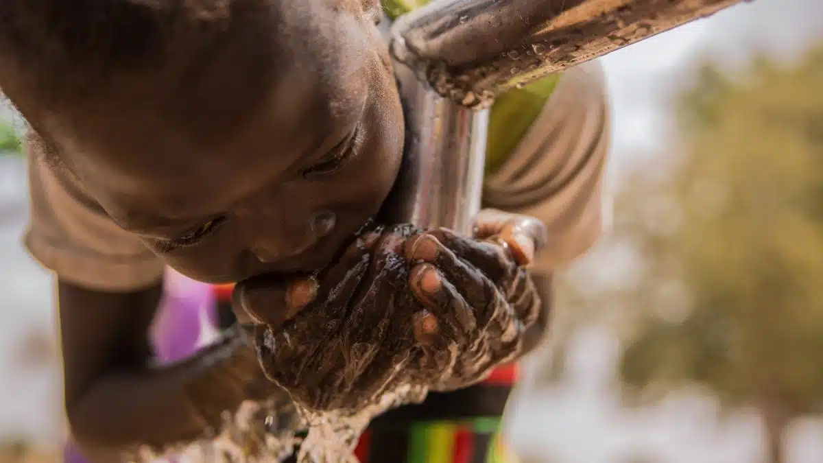 Sudanul de Sud este ţara unde oamenii au de ales între a muri de sete sau a bea apă cu petrol