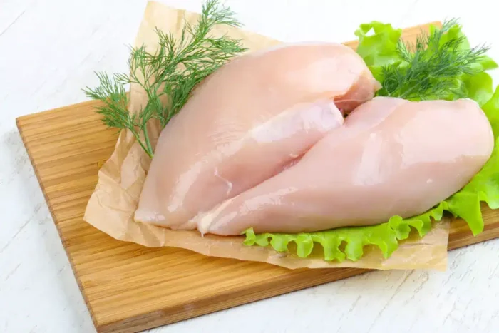Ce reprezinta dungile albe de pe carnea de pui ambalata din comert. La ce trebuie sa fii atent cand