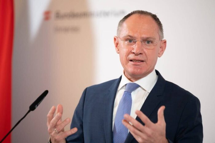 Austria nu se mai opune ca România să intre deplin în spațiul Schengen E oficial Austria nu se mai opune ca Romania sa intre deplin in spatiul Schengen. Declaratia ministr