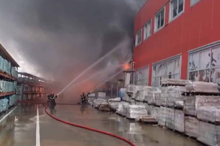 În Craiova a izbucnit un incendiu puternic la o hală industrială Incendiu puternic la o hala din Craiova. Cetatenii orasului au primit avertizare RO ALERT