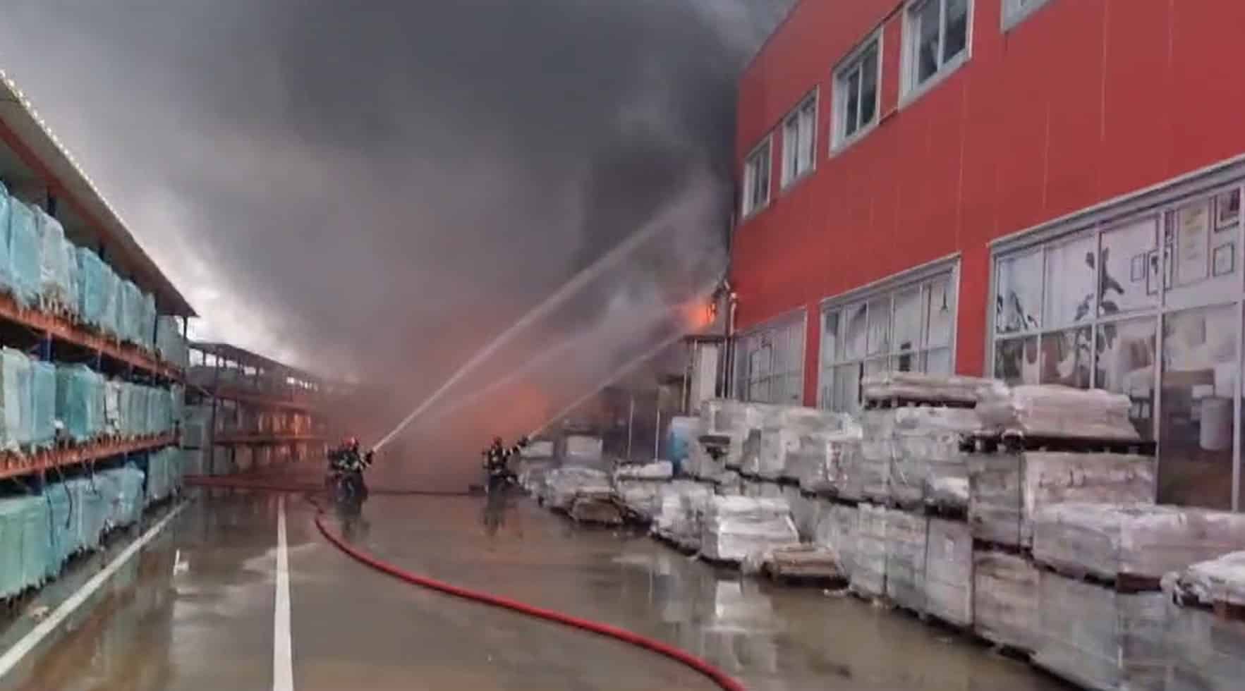 În Craiova a izbucnit un incendiu puternic la o hală industrială