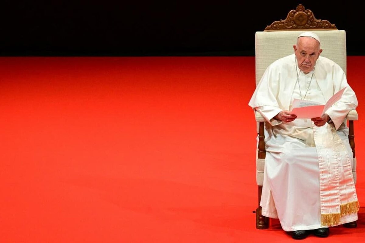 Papa Francisc a apărut recent, în public cu o vânătaie evidentă pe bărbie: „O cădere minoră”