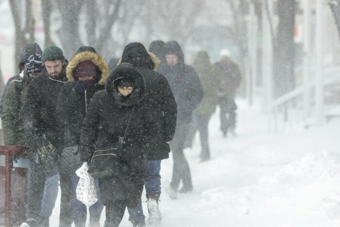 Viscol ger si furtuni de ninsoare in Romania in urmatoarele doua zile. Zonele afectate de codul port