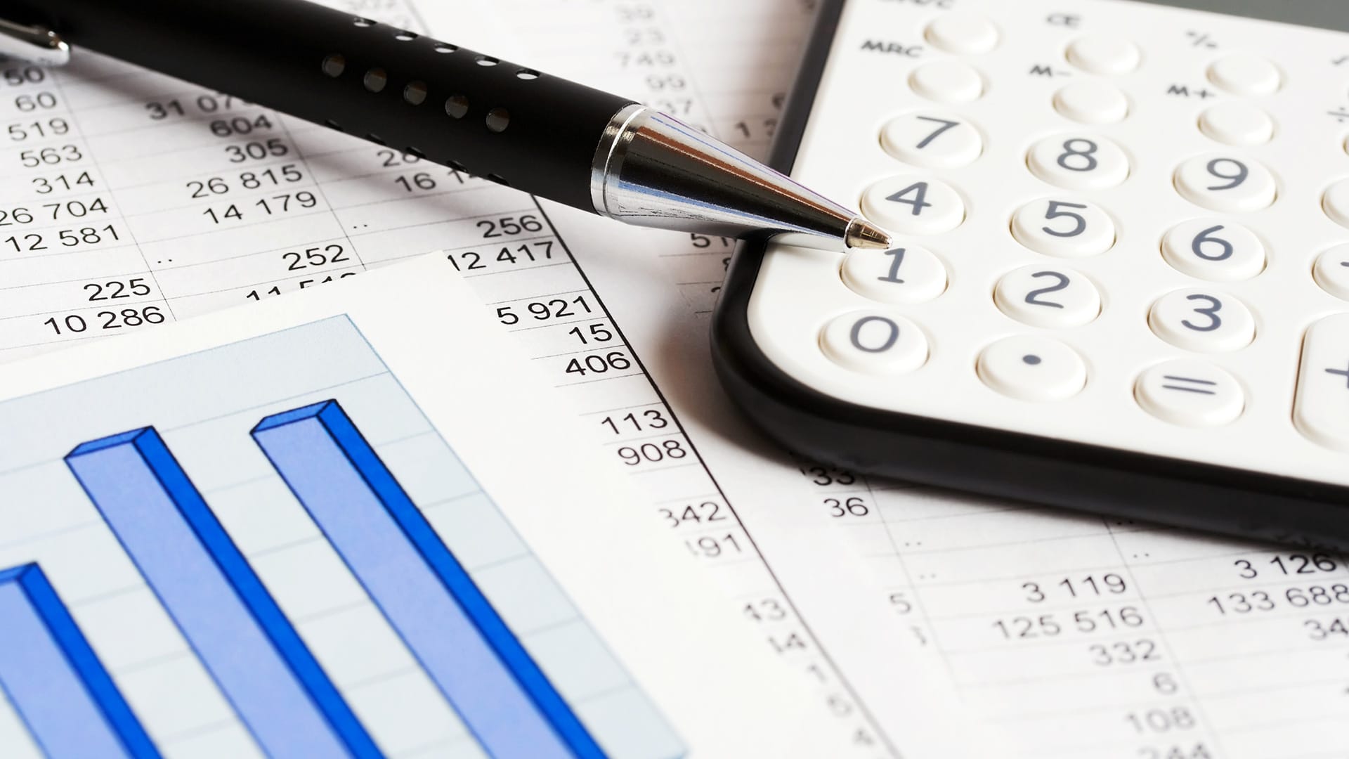 Care sunt estimările analiştilor economici pentru România în următoarele 12 luni?