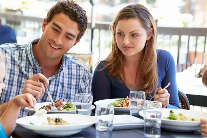 parinti-si-copii-la-restaurant-1200x675.jpg