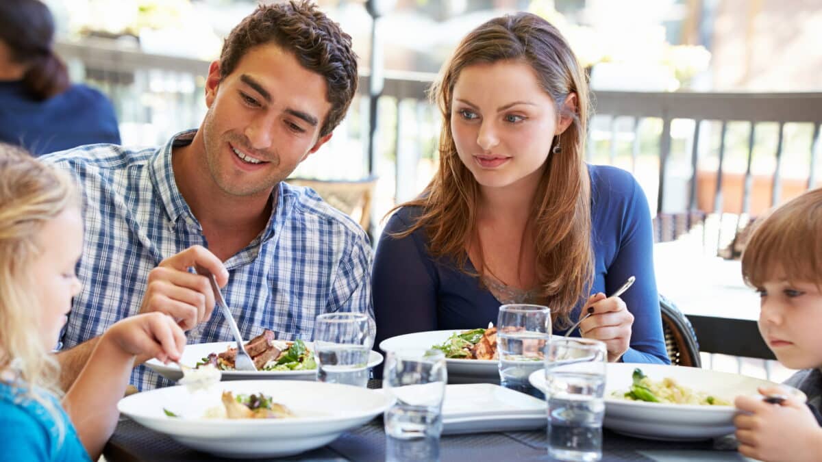 Prin alegerea alimentelor, părinții influențează foarte mult comportamentul copiilor în privinţa mâncării