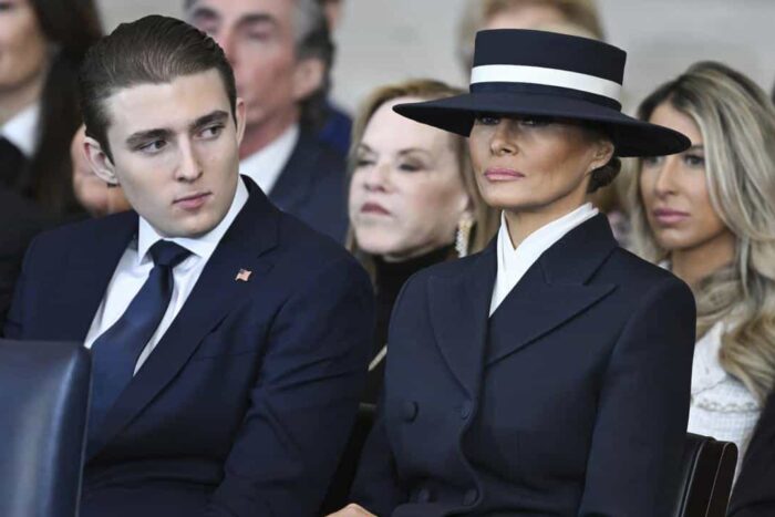 Cine a semnat vestimentaţia şi cât a costat ținuta purtată de Melania Trump la ceremonia de învestire a președintelui Donald Trump? Cat a costat tinuta purtata de Melania Trump la ceremonia de investire a presedintelui Donald Trump