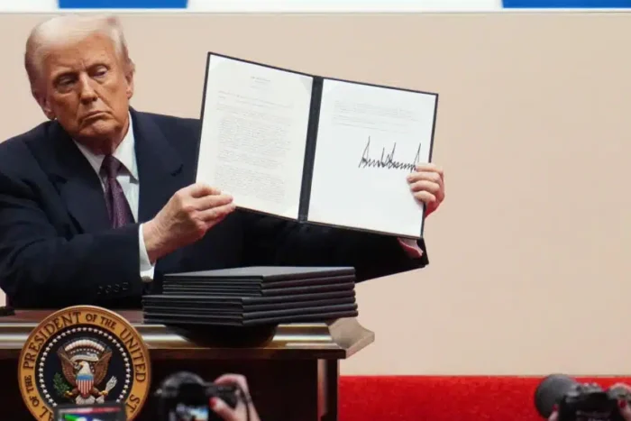 donald trump si a inceput prima zi de mandat cu o demonstratie de forta executiva ce contin decretel