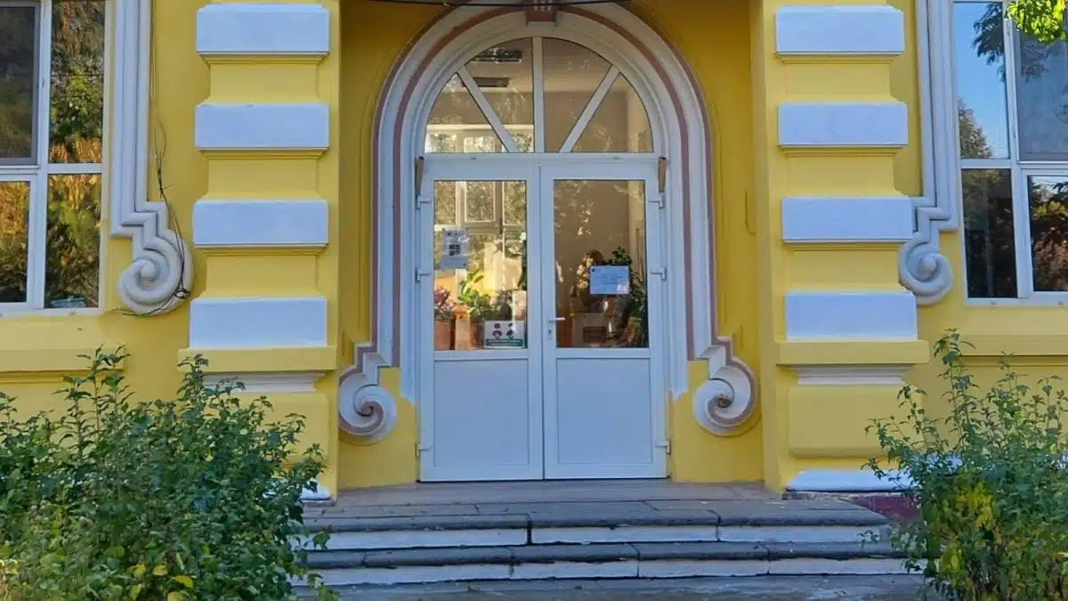 În Brăila au fost descoperite icoane pictate, datate de acum 100 de ani, în timpul renovării unei şcoli